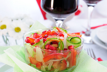 水果和蔬菜沙拉石榴玻璃服务接待餐厅维生素胡椒平衡黄瓜小酒馆图片