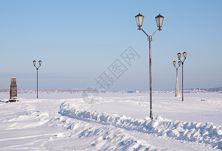 冬季风景蓝色栅栏长廊火车站降雪天空场景全景旅行海景图片