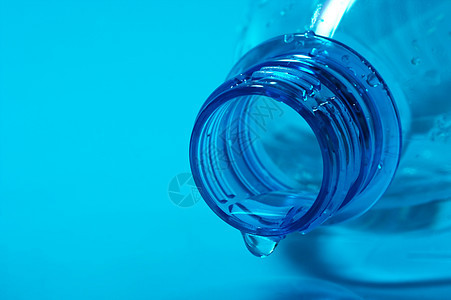 空瓶装矿物口渴塑料瓶子水滴蓝色宏观生活滴水跑步图片