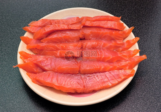 新鲜鱼牛排甲板鱼片宏观木板生活市场迷迭香海鲜美食食物图片