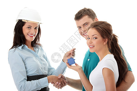 房地产经纪人和年轻夫妇头盔钥匙人士售货员商业幸福销售公寓承包商房子图片