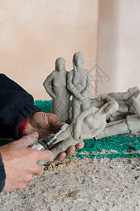 演播室中的艺术家作坊工艺男人工人雕塑家工匠精神男性工作室劳动图片