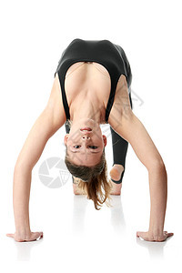 美丽的年轻女子锻炼运动女性乐趣体操活力享受女士娱乐瑜伽身体训练图片