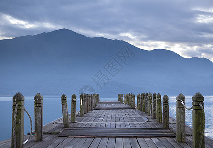 早晨看码头和山岳图片