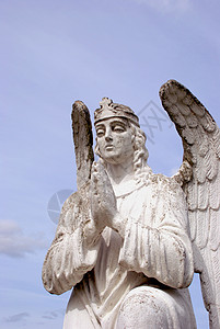 白天使祈祷的雕塑图片