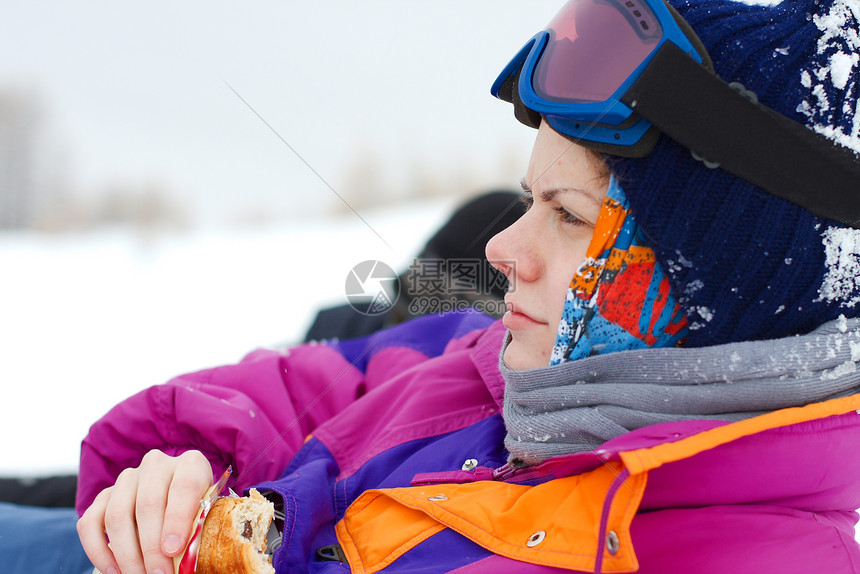 滑雪者女孩环境旅行假期娱乐女士手表青年喜悦山脉图片
