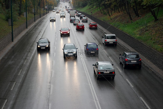 交通流量流量状况旅行车道反思下雨基础设施头灯速度路面通勤者图片