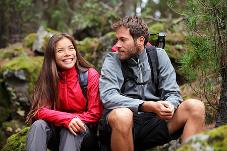 年轻夫妇徒步旅行乐趣情侣假期友谊旅行者火山口男性女性微笑女孩图片