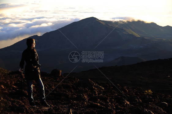 哈莱亚卡拉火山口的那个女孩旅行陨石阳光热带太阳假期女孩们火山山脉石头图片