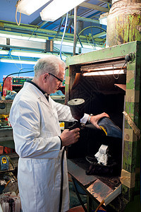 脚鞋制造工业机械皮革生产机器制造业男性作坊男人工人图片