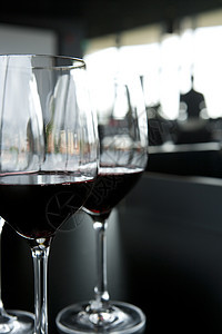 酒杯眼镜红色瓶子酒精选择性玻璃黑色餐厅焦点图片