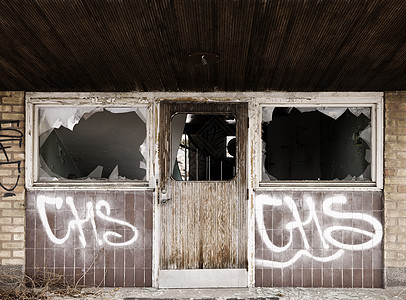 被破坏的入口玻璃工业房子壁板外观灰色住宅建筑窗台门把手图片
