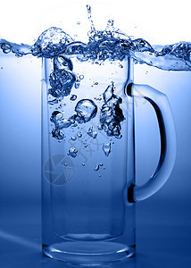 淡水饮料蓝色玻璃气泡液体图片
