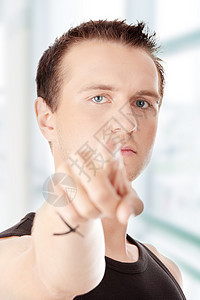 年轻的caucasian男子 指着相机男性身体男生管理人员手指活力衣服文化男人眼睛图片