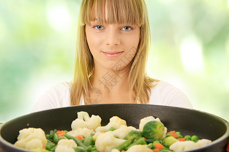 青年妇女烹饪食品喜悦厨房女孩头发平底锅女性房子生活午餐食物图片