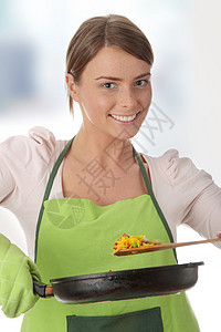 年轻妇女做饭活力女性女士厨房蔬菜食谱生活微笑菜肴烹饪图片