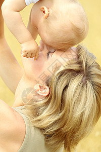 小婴儿和母亲户外场地公园草地女性父母晴天乐趣儿子妈妈男性图片