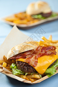 带培根和薯条的芝士汉堡小吃包子午餐食物饮食面包洋葱图片