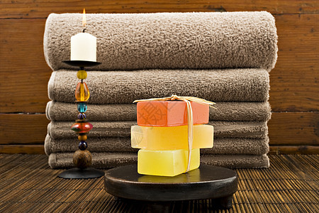 肥皂蜡烛和浴缸毛巾温泉香气化妆品酒吧奢华治疗织物棉布福利浴室图片