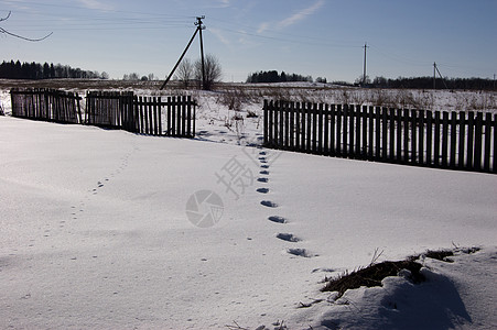 农村景观栅栏天空休息小路阴影痕迹白色场地背景图片