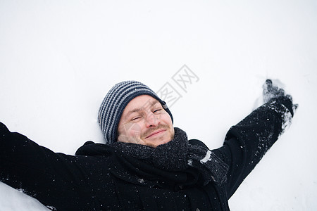 冬季人享受着雪雪图片