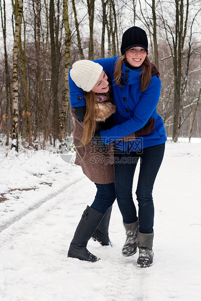 跟我姐姐在雪路上打架图片
