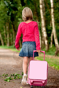 带着行李箱走回去手提箱假期公园童年绿色森林女孩旅行拥抱孩子图片