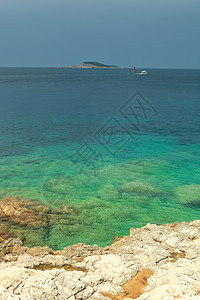 远岛蓝色天空海岸海岸线晴天岩石图片