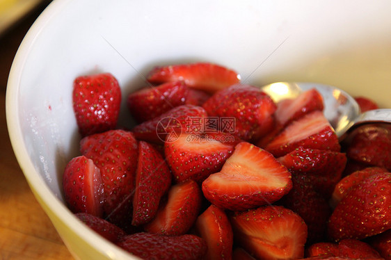 新鲜剪裁草莓图片