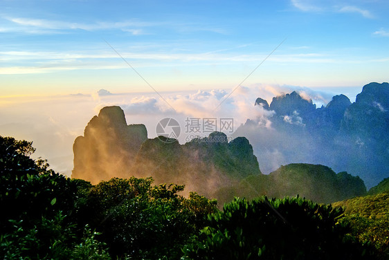 上堂山的云和烟雾岩石松树图片