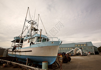 不列颠哥伦比亚省爱德华港的干衣渔船图片