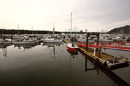 不列不列颠哥伦比亚省爱德华港停装的游艇和渔船图片