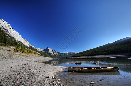 贾斯珀国家公园的医药湖场景水平山脉反射树木风景岩石丘陵图片