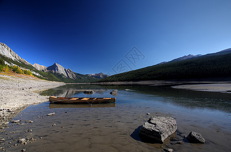 贾斯珀国家公园的医药湖水平场景岩石丘陵山脉风景反射树木图片