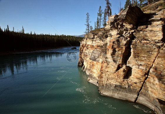 贾斯珀国家公园阿塔巴斯卡河旅行树木岩石环境场景颜色反射蓝天水平风景图片