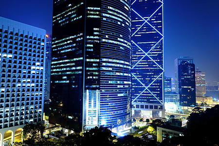 晚上在香港街道经济商业小时高峰灯泡汽车摩天大楼建筑物时间图片