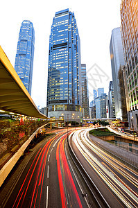 香港夜间交通量灯泡黑暗时间公司银行城市摩天大楼汽车高峰经济图片