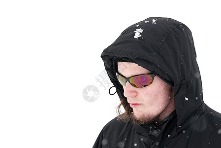 冬天白色男人兜帽外套太阳镜闲暇运动衣服背景图片