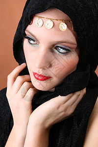 民居服装舞者长发金发化妆品睫毛唇彩背景硬币黑色围巾背景图片