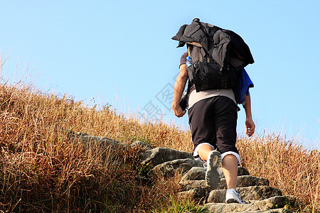 在山上徒步 步行和背包运动爬坡登山者科拉布娱乐海拔荒野远足冒险天空图片