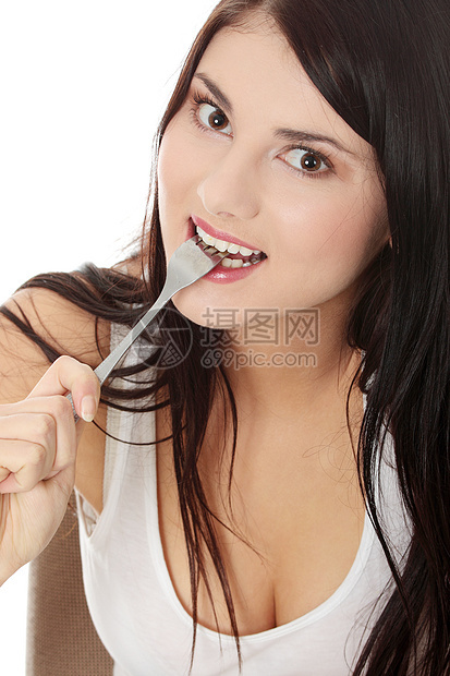 嘴里有叉子的女人食欲饮食女孩喜悦乐趣成人快乐诱惑微笑黑发图片