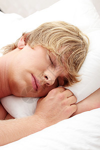 男人睡在床上卧室枕头寝具闭眼床单成人说谎午睡金发眼睛图片