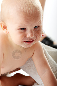 洗完澡的婴儿几个月幸福皮肤烘干童年乐趣孩子毛巾微笑男生图片