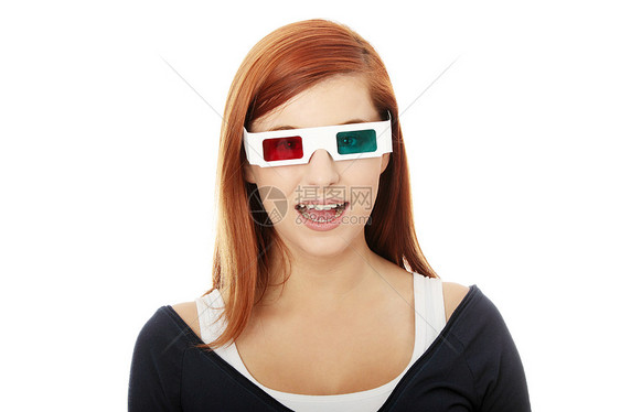 3D影视镜中的妇女青少年红色电视女孩娱乐幸福蓝色闲暇视频微笑图片