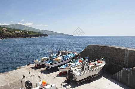 渔船岩石海景海岸渔业天空蓝色红色海岸线海洋码头图片