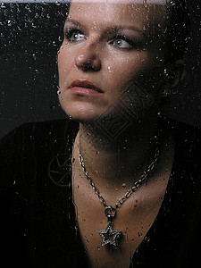 女人在雨中淋浴窗户容貌悲伤女孩化妆品女士嘴唇星星玻璃图片