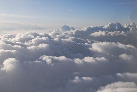 云层之上白色天空航班日落蓝色鸟瞰图地平线航空公司飞行日出图片