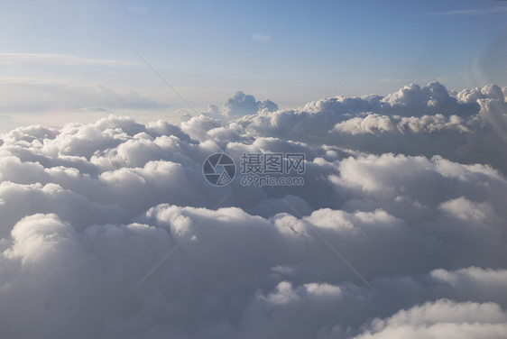 云层之上白色天空航班日落蓝色鸟瞰图地平线航空公司飞行日出图片