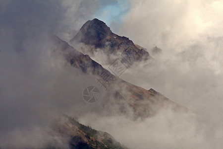 不列颠哥伦比亚省海岸山区上空的低云森林山峰场景松树丘陵风景水平树木太阳山脉图片