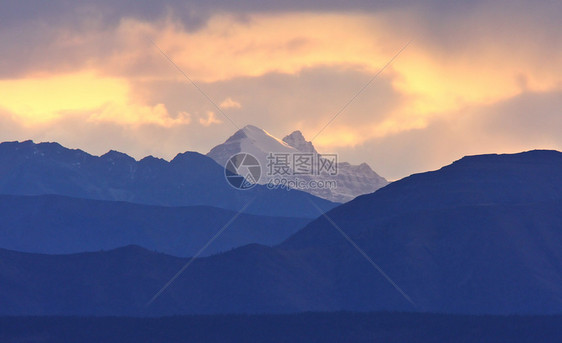 不列不列颠哥伦比亚省北部岩礁场景阴霾太阳水平风景丘陵旅行日落剪影山峰图片